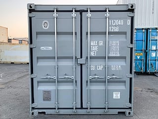 10-Fuß Seecontainer in RAL 7042 Verkehrsgrau – Frontansicht der Doppelflügeltür