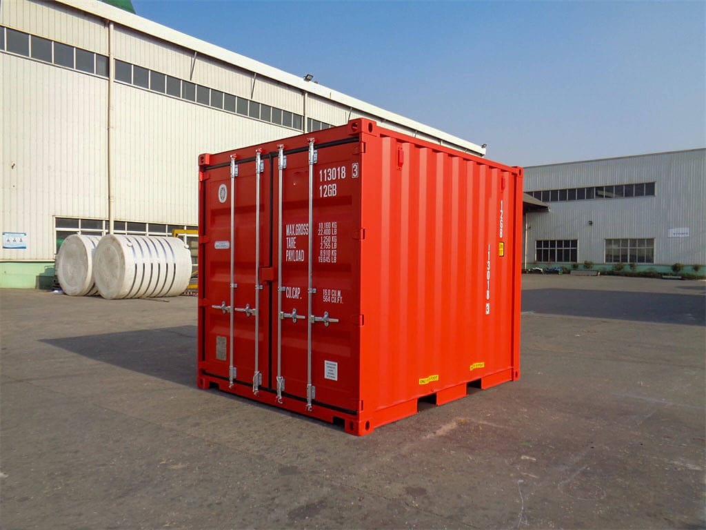 10-Fuß Seecontainer in RAL 3020 Verkehrsrot – Dreiviertelansicht