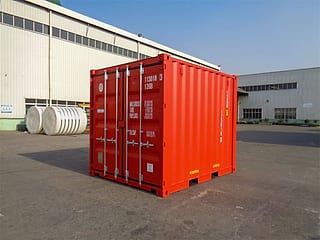 10-Fuß Seecontainer in RAL 3020 Verkehrsrot – Dreiviertelansicht