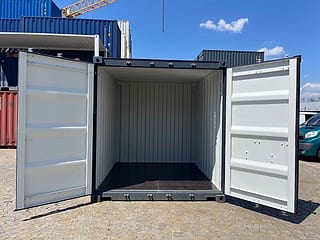 10-Fuß Seecontainer in RAL 7016 Anthrazitgrau – Türen geöffnet, Blick in den Innenraum