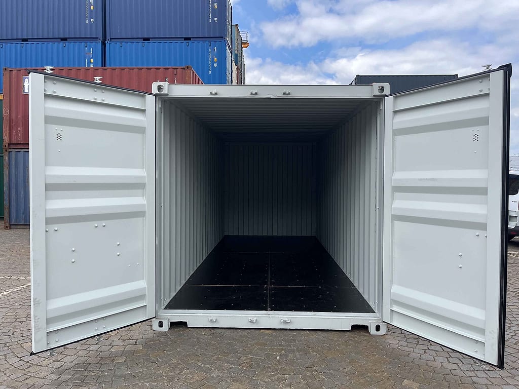 20-Fuß Seecontainer in RAL 7035 Lichtgrau – Türen geöffnet, Blick in den Innenraum