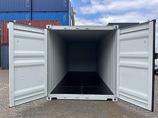 20-Fuß Seecontainer in RAL 7035 Lichtgrau – Türen geöffnet, Blick in den Innenraum