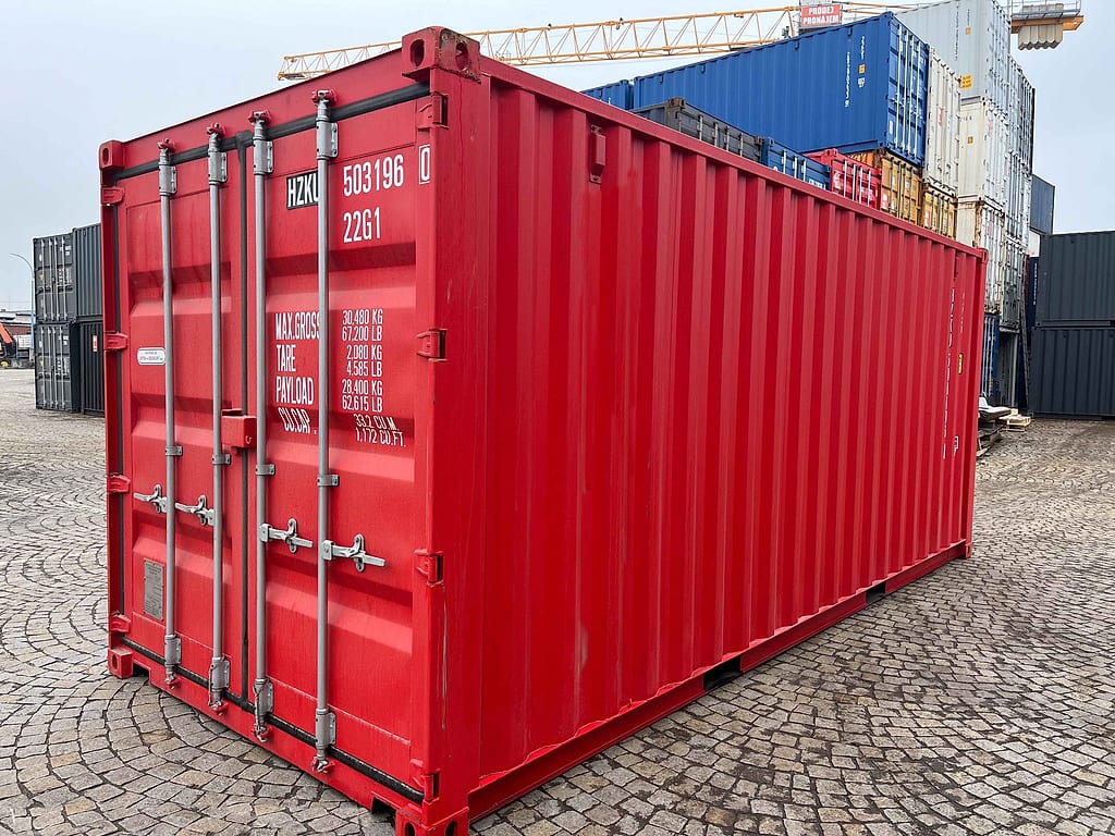 20-Fuß Seecontainer in RAL 3020 Verkehrsrot – Dreiviertelansicht