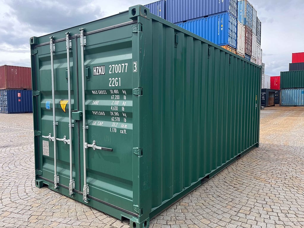 20-Fuß Seecontainer in RAL 6005 Moosgrün – Dreiviertelansicht