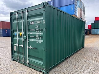 20-Fuß Seecontainer in RAL 6005 Moosgrün – Dreiviertelansicht