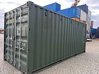 20-Fuß Seecontainer in RAL 6031 Bronzegrün – Dreiviertelansicht