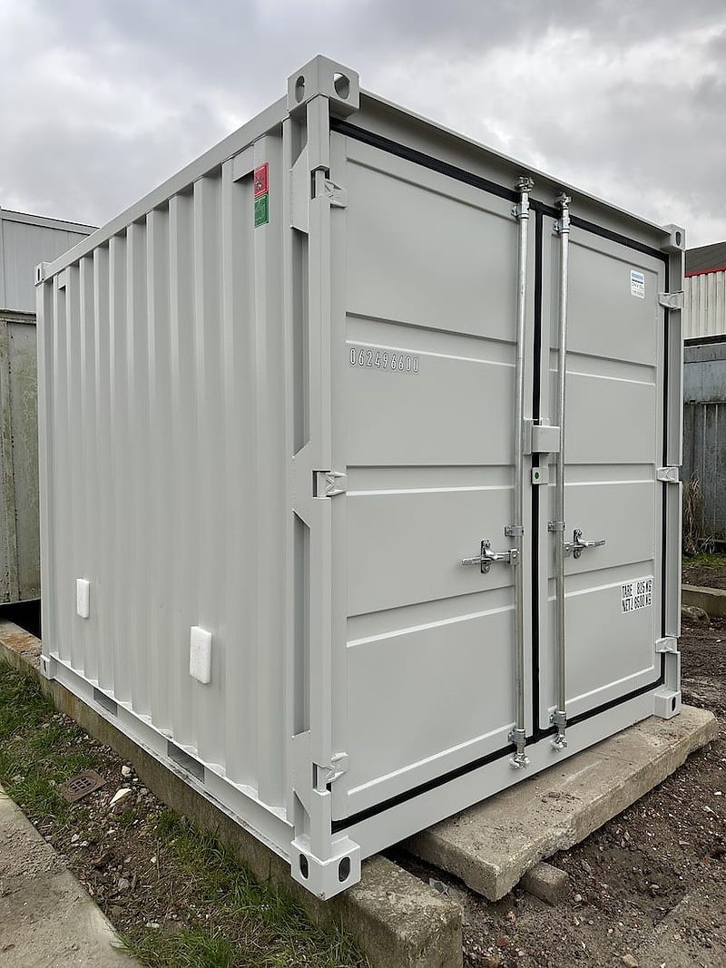 6-Fuß Seecontainer in RAL 7035 Lichtgrau – Dreiviertelansicht