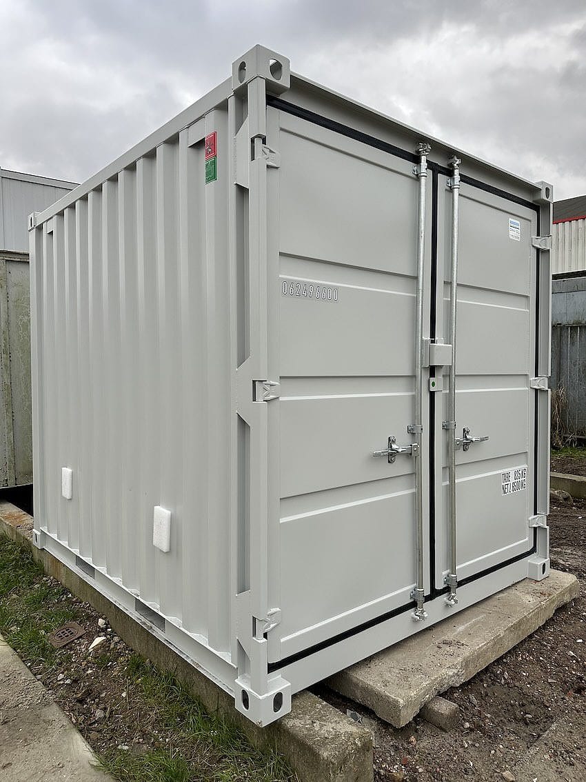 6-Fuß Seecontainer in RAL 7035 Lichtgrau – Dreiviertelansicht