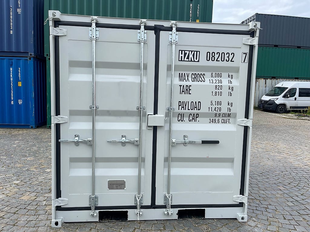 8-Fuß Seecontainer in RAL 7035 Lichtgrau – Frontansicht der Tür