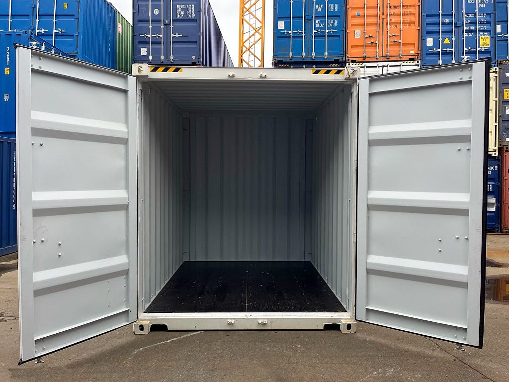 10-Fuß High-Cube Seecontainer in RAL 9010 Reinweiß – Türen geöffnet, Blick in den Innenraum