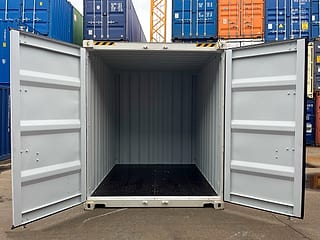 10-Fuß High-Cube Seecontainer in RAL 9010 Reinweiß – Türen geöffnet, Blick in den Innenraum