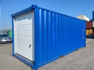 20-Fuß Garagencontainer (Sektionaltor) in RAL 5010 Enzianblau – Dreiviertelansicht mit Sektionaltor