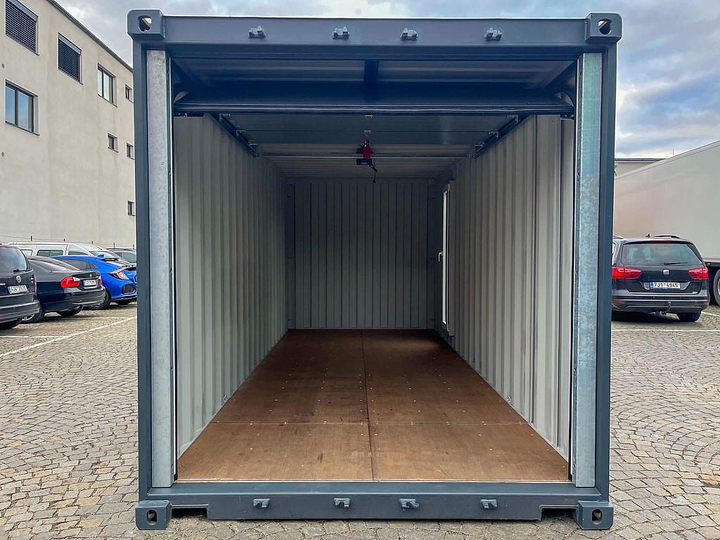20-Fuß Garagencontainer (Sektionaltor) in RAL 7016 Anthrazitgrau – Sektionaltor geöffnet, Blick in den Innenraum