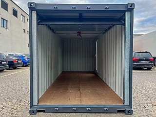 20-Fuß Garagencontainer (Sektionaltor) in RAL 7016 Anthrazitgrau – Sektionaltor geöffnet, Blick in den Innenraum