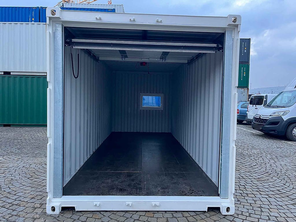 20-Fuß Garagencontainer (Sektionaltor) in RAL 9010 Reinweiß – Sektionaltor geöffnet, Blick in den Innenraum