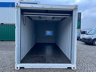20-Fuß Garagencontainer (Sektionaltor) in RAL 9010 Reinweiß – Sektionaltor geöffnet, Blick in den Innenraum