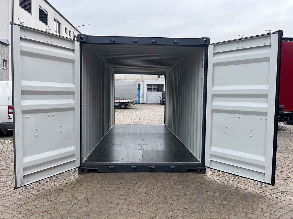 20-Fuß Doppeltür-Seecontainer in RAL 7016 Anthrazitgrau – Türen an beiden Stirnseiten geöffnet