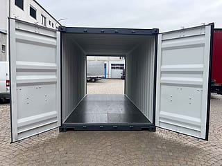 20-Fuß Doppeltür-Seecontainer in RAL 7016 Anthrazitgrau – Türen an beiden Stirnseiten geöffnet