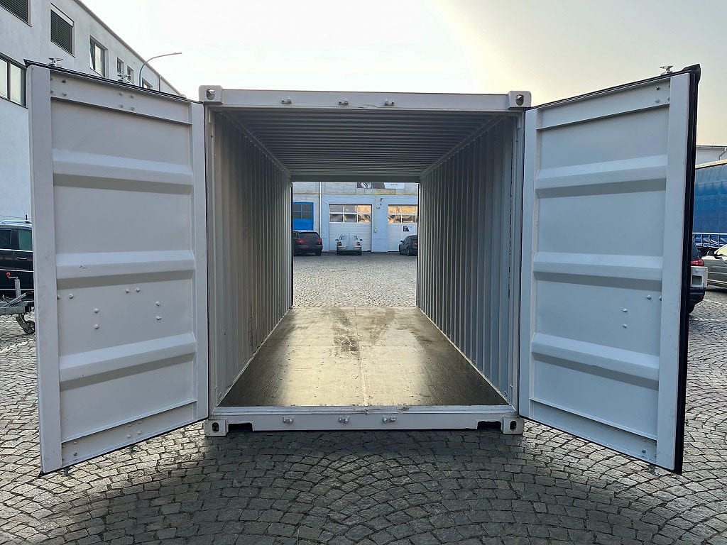 20-Fuß Doppeltür-Seecontainer in RAL 7035 Lichtgrau – Türen an beiden Stirnseiten geöffnet