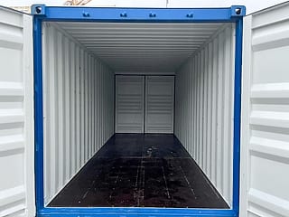 20-Fuß Doppeltür-Seecontainer in RAL 5010 Enzianblau – Türen geöffnet, Blick in den Innenraum