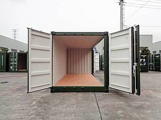 20-Fuß Container mit offener Seite in RAL 6007 Flaschengrün – Stirntüren geöffnet, Blick in den Innenraum