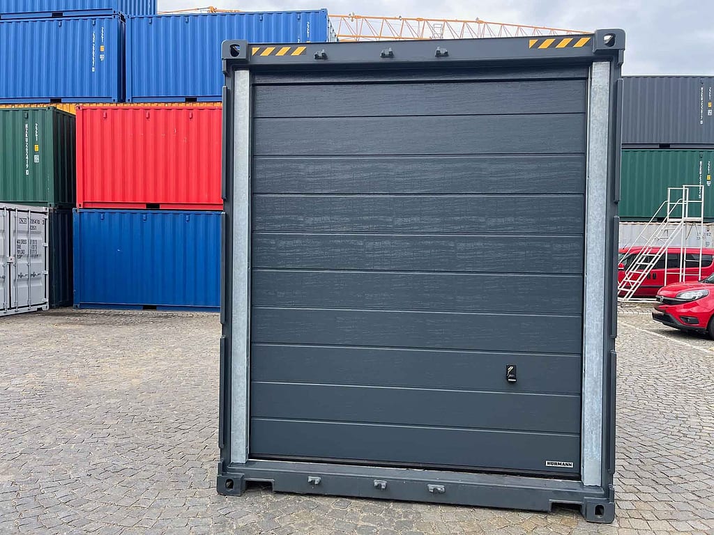 20-Fuß High-Cube Garagencontainer (Sektionaltor) in RAL 7016 Anthrazitgrau – Frontansicht des Sektionaltors