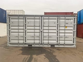 20-Fuß High-Cube Container mit offener Seite in RAL 7035 Lichtgrau – Seitenansicht mit geschlossenen Seitentüren