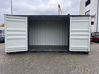 20-Fuß High-Cube Container mit offener Seite in RAL 7016 Anthrazitgrau – Seitentüren geöffnet