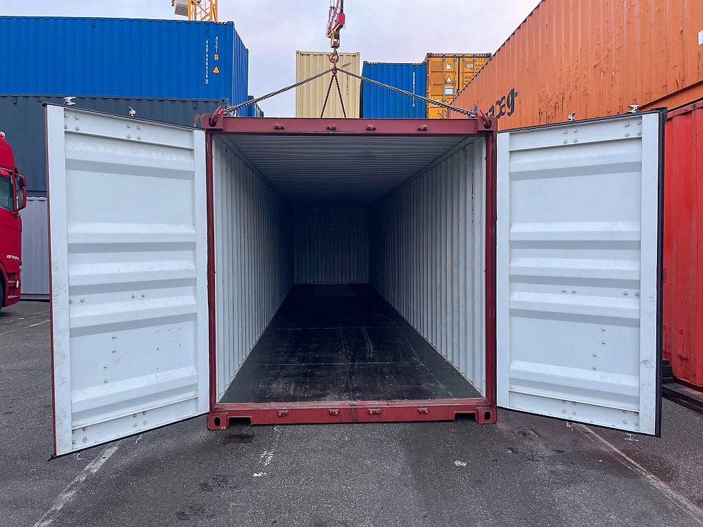 40-Fuß Seecontainer in RAL 3009 Oxidrot – Türen geöffnet, Blick in den Innenraum