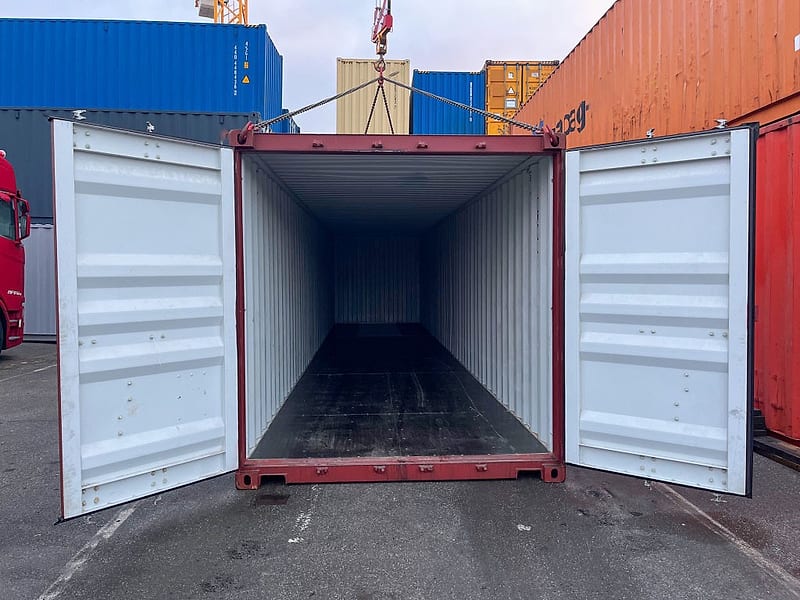 40-Fuß Seecontainer in RAL 3009 Oxidrot – Türen geöffnet, Blick in den Innenraum