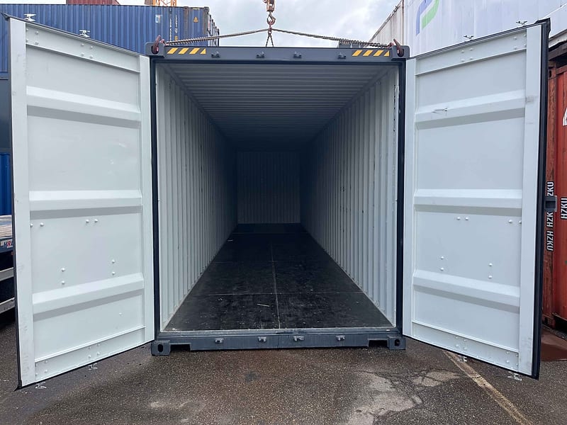 40-Fuß High-Cube Seecontainer in RAL 7016 Anthrazitgrau – Türen geöffnet, Blick in den Innenraum