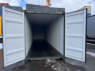 40-Fuß High-Cube Seecontainer in RAL 6007 Flaschengrün – Türen geöffnet, Blick in den Innenraum
