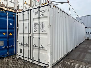 40-Fuß High-Cube Seecontainer in RAL 9010 Reinweiß – Dreiviertelansicht