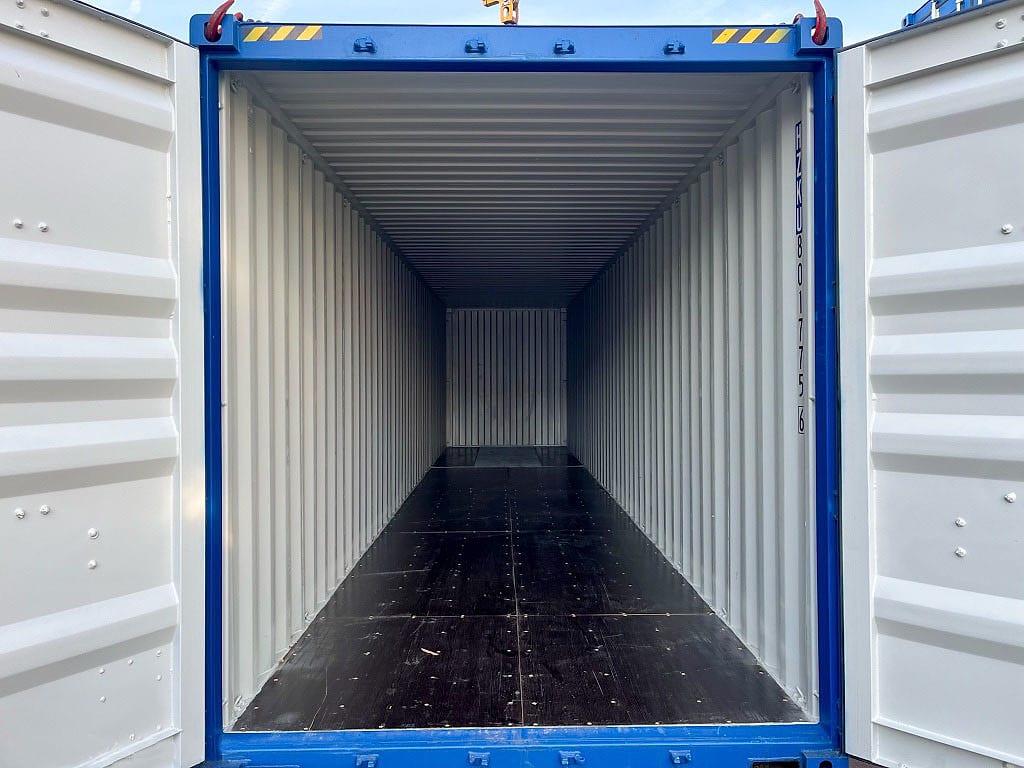 40-Fuß High-Cube Seecontainer in RAL 5010 Enzianblau – Türen geöffnet, Blick in den Innenraum