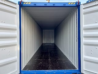40-Fuß High-Cube Seecontainer in RAL 5010 Enzianblau – Türen geöffnet, Blick in den Innenraum