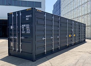 40-Fuß High-Cube Container mit offener Seite in RAL 7016 Anthrazitgrau – Seitenansicht mit geschlossenen Seitentüren