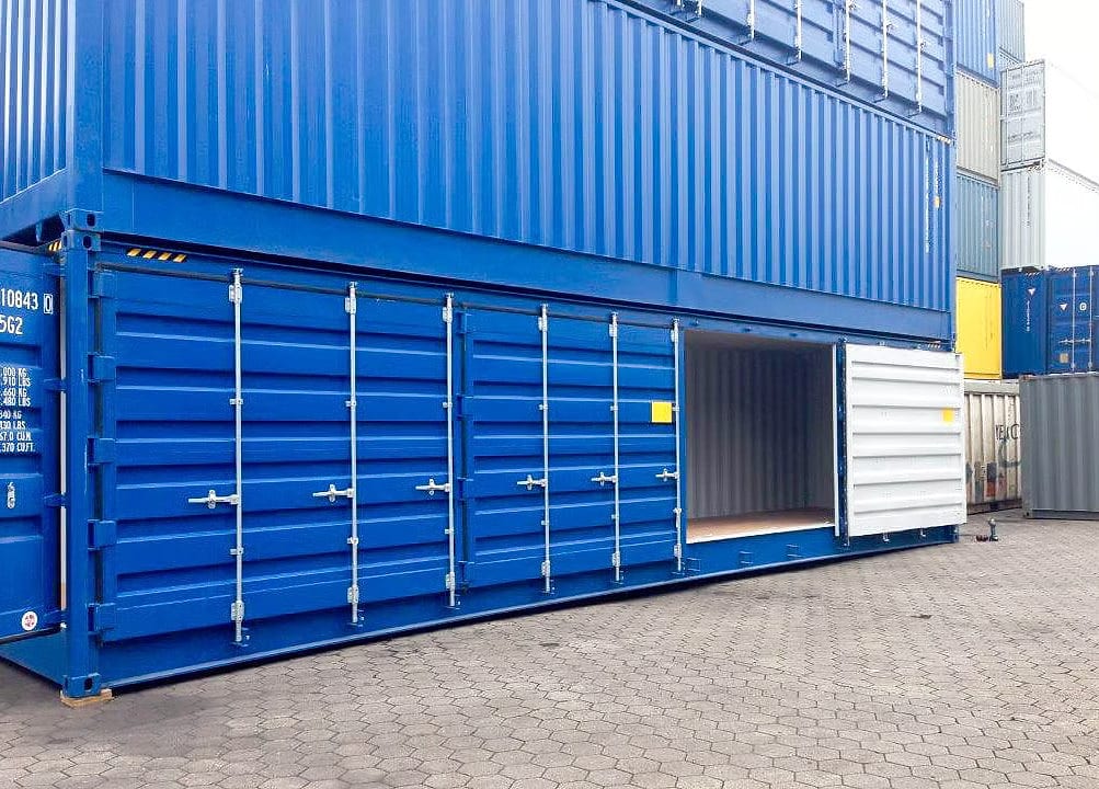 40-Fuß High-Cube Container mit offener Seite in RAL 5010 Enzianblau – Seitentüren teilweise geöffnet