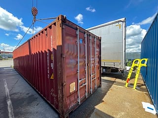 Gebrauchter 40-Fuß Container in RAL 8004 Kupferbraun – Dreiviertelansicht