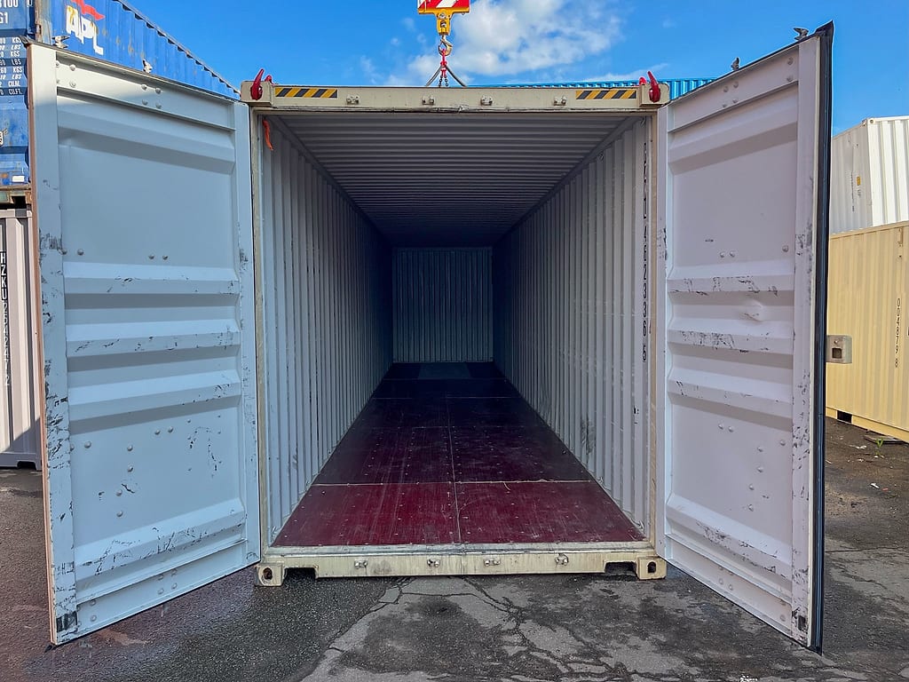 Gebrauchter 40-Fuß High-Cube Container in RAL 1015 Hellelfenbein – Türen geöffnet, Blick in den Innenraum