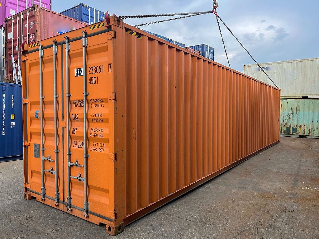 Gebrauchter 40-Fuß High-Cube Container in RAL 2011 Tieforange – Dreiviertelansicht