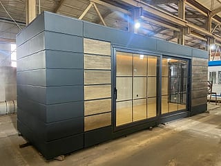 Wohncontainer Vintage mit Glasoberfläche 300 × 700 cm – Außenansicht mit Glasfront und Holzoptik-Paneelen