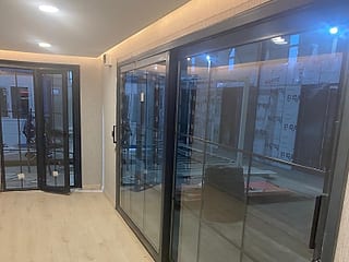 Wohncontainer Vintage mit Glasoberfläche 300 × 700 cm – Innenansicht der Glasfront