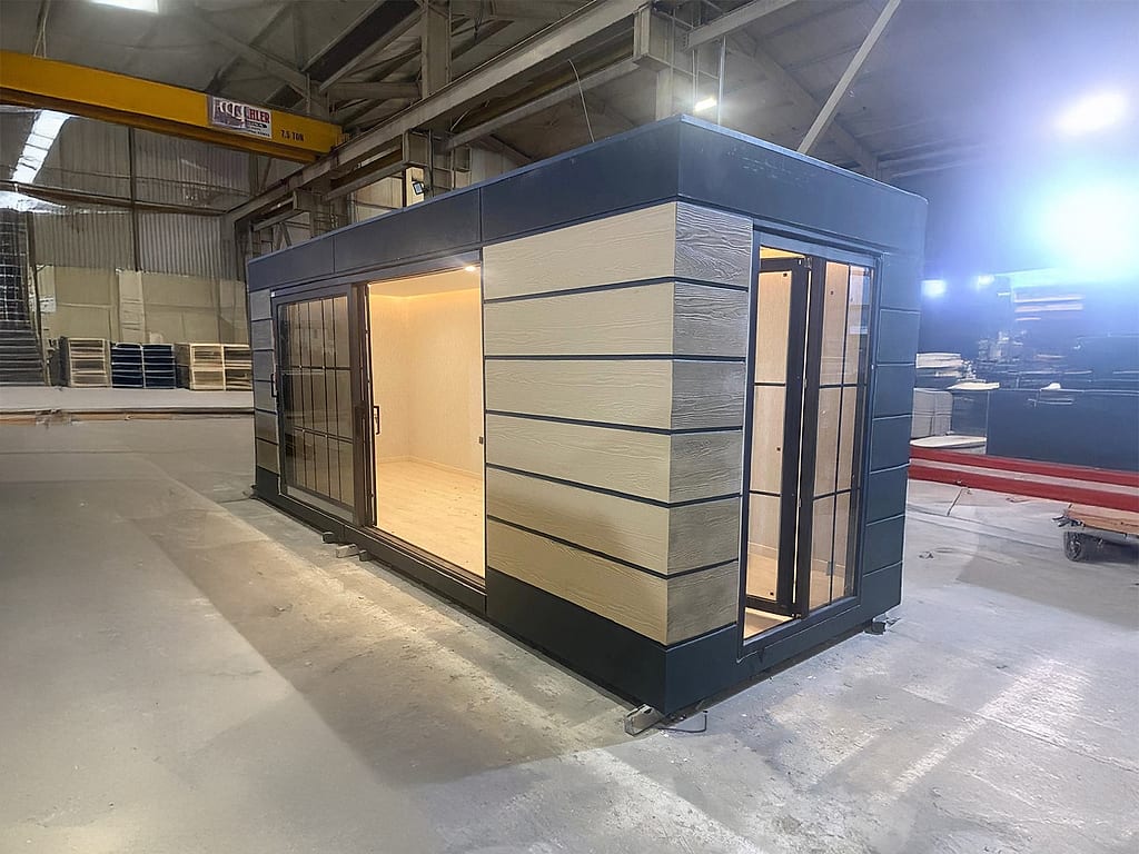 Wohncontainer Vintage mit Glasoberfläche 300 × 700 cm – Außenansicht, Eckperspektive