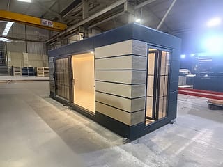 Wohncontainer Vintage mit Glasoberfläche 300 × 700 cm – Außenansicht, Eckperspektive