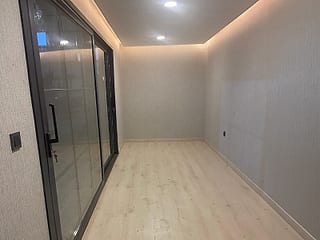 Wohncontainer Vintage mit Glasoberfläche 300 × 700 cm – Innenansicht entlang der Verglasung