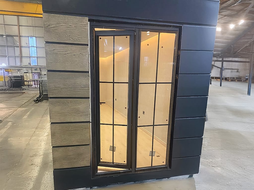 Wohncontainer Vintage mit Glasoberfläche 300 × 700 cm – Detail der Glastür