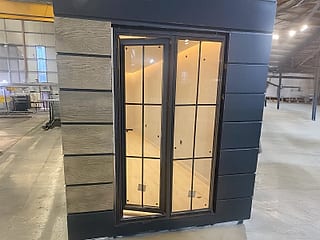 Wohncontainer Vintage mit Glasoberfläche 300 × 700 cm – Detail der Glastür
