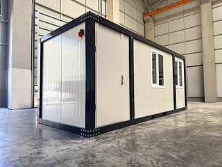 20-Fuß Bürocontainer Neu 240 × 600 cm – Außenansicht, Dreiviertelperspektive