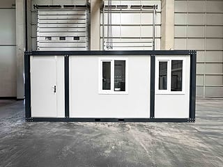 20-Fuß Bürocontainer Neu 240 × 600 cm – Frontansicht mit Eingangstür und Fenstern