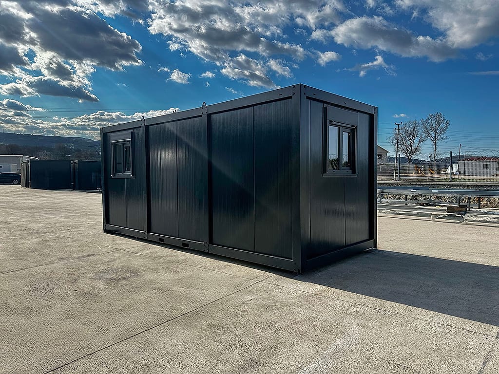 Bürocontainer Modell BLACK 240 × 600 cm – Außenansicht, Dreiviertelperspektive